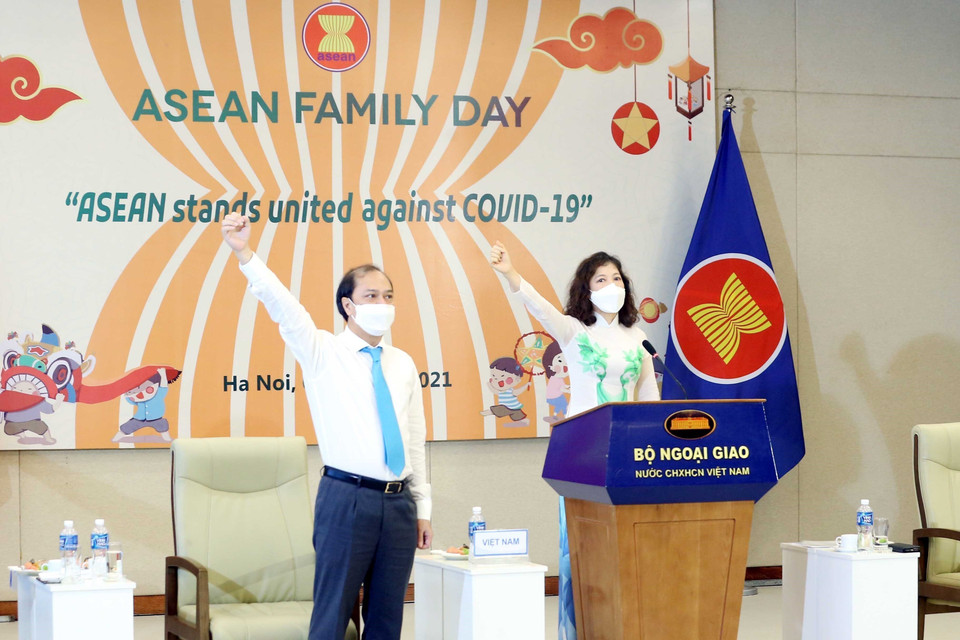 Lễ chào cờ ASEAN và Ngày Gia đình ASEAN (ASEAN FAMILY DAY) với khẩu hiệu “ASEAN đoàn kết chung tay đẩy lùi COVID-19” theo hình thức trực tuyến, ngày 8/8/2021. (Ảnh: Phạm Kiên/TTXVN)