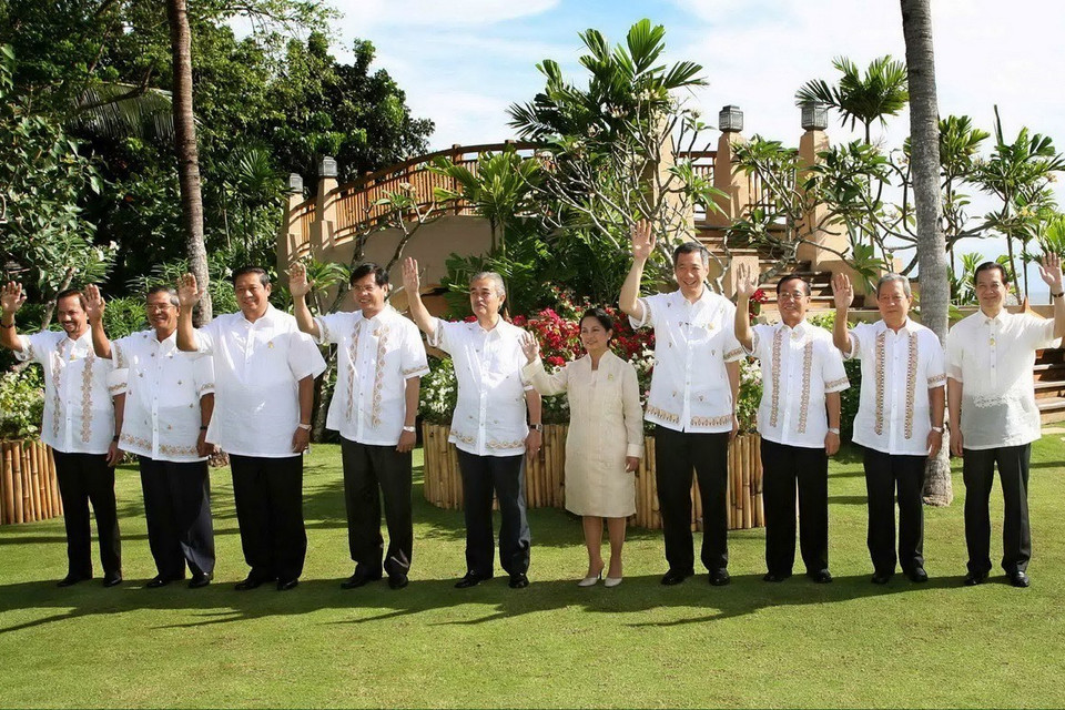 Các nhà lãnh đạo ASEAN chụp ảnh chung tại Hội nghị Cấp cao ASEAN lần thứ 12 ở Cebu (Philippines), chiều 13/1/2007. (Ảnh: Đức Tám/TTXVN)