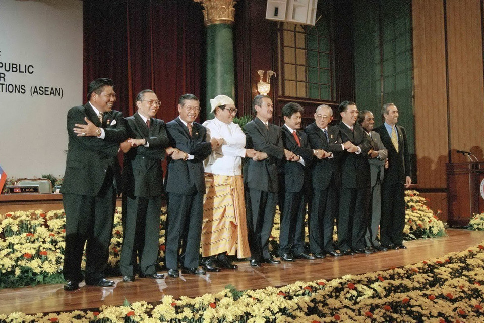 Bộ trưởng Ngoại giao các nước ASEAN và Tổng Thư ký ASEAN A.Singh tại Lễ kết nạp CHDCND Lào và Liên bang Myanmar làm thành viên chính thức của ASEAN, ngày 23/7/1997, tại Subang Jaya (Malaysia). (Ảnh: Phạm Quyền/TTXVN)