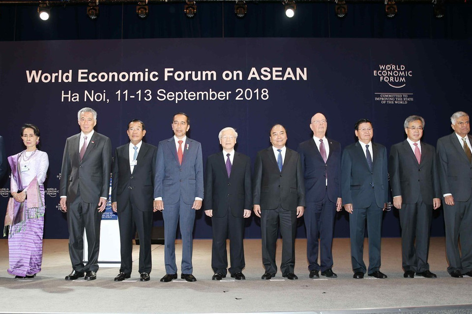Tổng Bí thư Nguyễn Phú Trọng, Thủ tướng Nguyễn Xuân Phúc, Chủ tịch sáng lập Diễn đàn Kinh tế thế giới (WEF) Klaus Schwab và các Trưởng đoàn tham dự Phiên khai mạc toàn thể Hội nghị WEF-ASEAN 2018 tại Hà Nội, sáng 12/9/2018. (Ảnh: Trí Dũng/TTXVN)