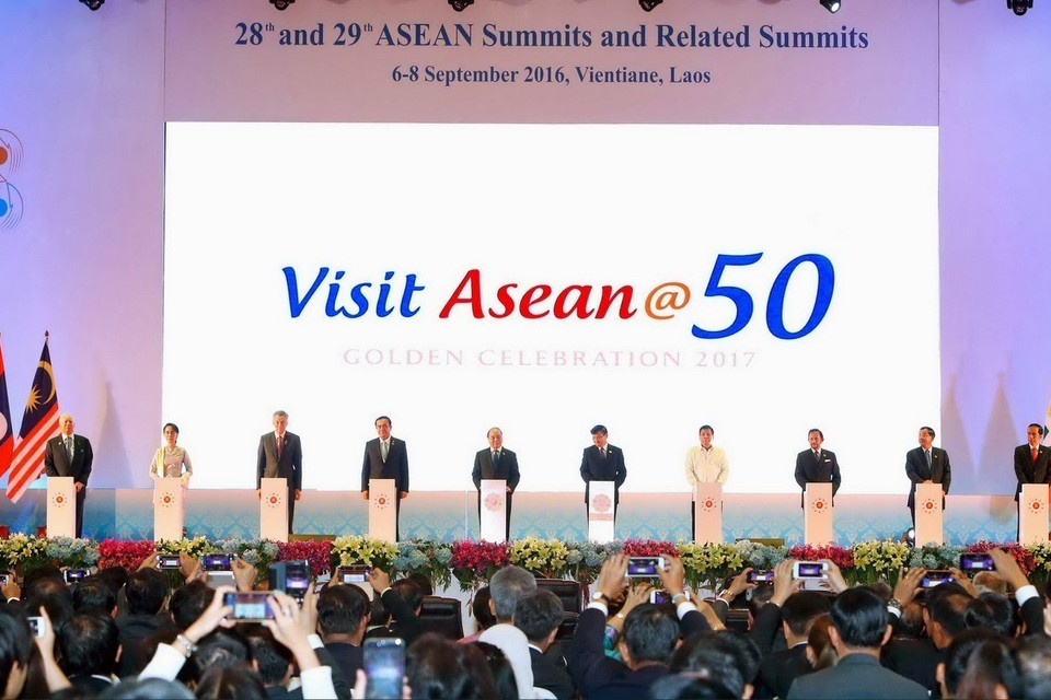 Các nhà lãnh đạo ASEAN nhấn nút khởi động Chiến dịch Du lịch ASEAN@50, tại Hội nghị Cấp cao ASEAN lần thứ 28-29, tổ chức tại Vientiane (Lào), ngày 6/9/2016. (Ảnh: Thống Nhất/TTXVN)