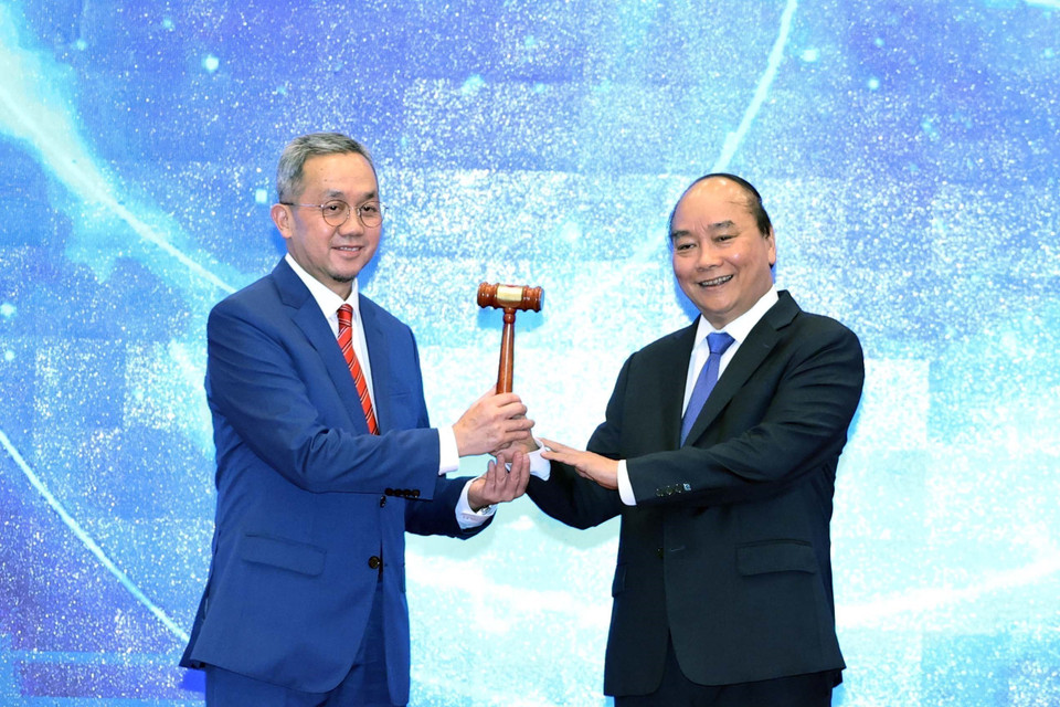 Thủ tướng Nguyễn Xuân Phúc, Chủ tịch ASEAN 2020 chuyển giao vai trò Chủ tịch ASEAN cho Brunei theo hình thức trực tuyến tại Lễ Bế mạc Hội nghị Cấp cao ASEAN 37 và các Hội nghị Cấp cao liên quan. (Ảnh: Thống Nhất/TTXVN)