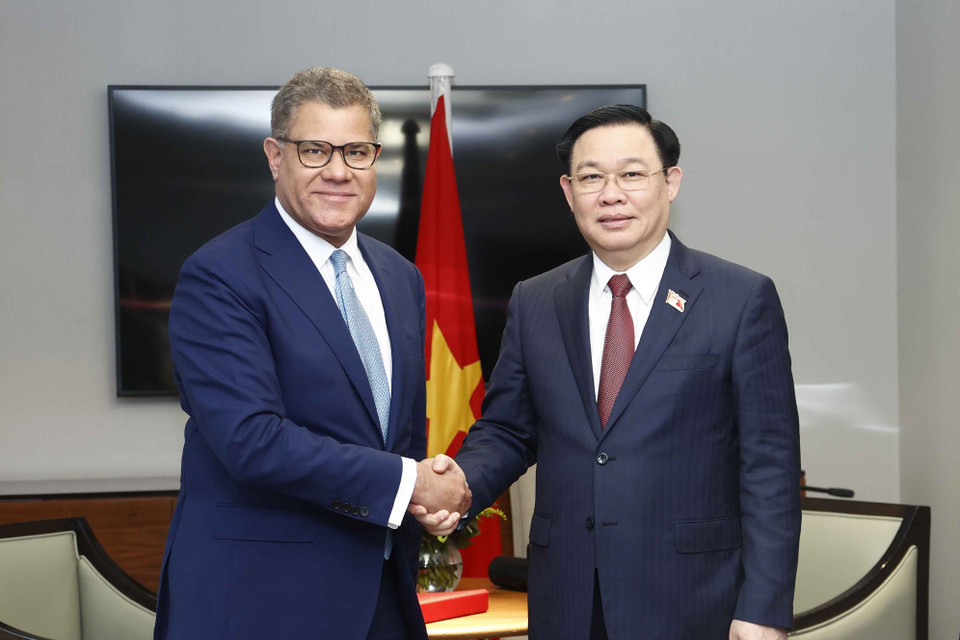 Chủ tịch Quốc hội Vương Đình Huệ tiếp ông Alok Sharma, Alok Sharma, Chủ tịch Hội nghị thượng đỉnh Các bên tham gia công ước khung của Liên hợp quốc về biến đổi khí hậu lần thứ 26 sắp tới (COP26). (Ảnh: Doãn Tấn/TTXVN)