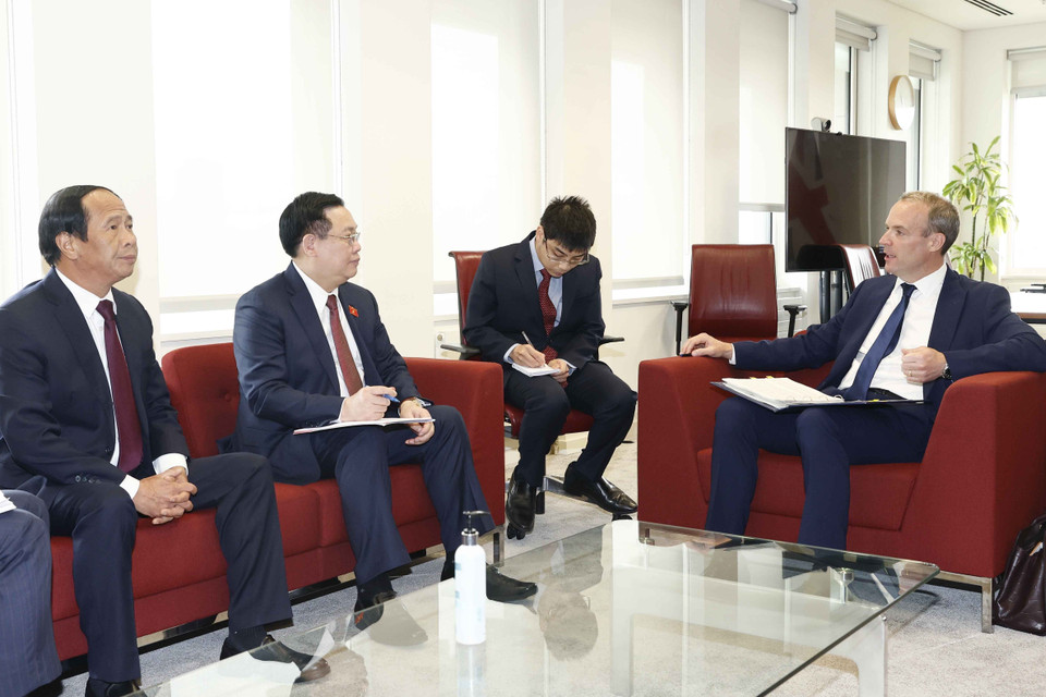 Chủ tịch Quốc hội Vương Đình Huệ làm việc với Phó Thủ tướng, Bộ trưởng Tư pháp Anh Dominic Raab. (Ảnh: Doãn Tấn/TTXVN)