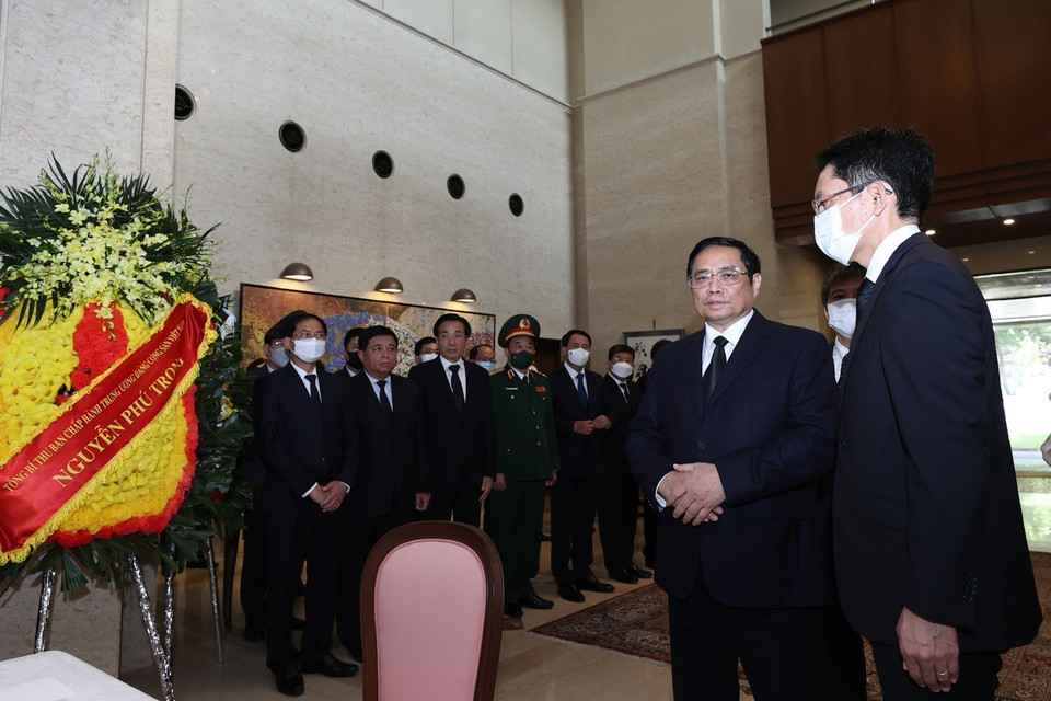 Thủ tướng Chính phủ Phạm Minh Chính chia buồn với cán bộ Đại sứ quán Nhật Bản tại Việt Nam. (Ảnh: Dương Giang/TTXVN)