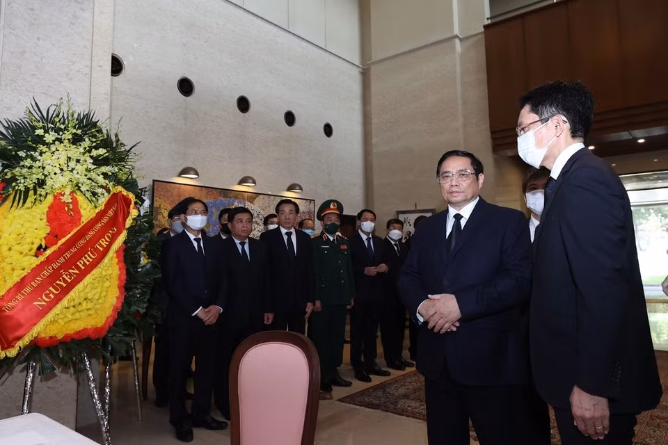 Thủ tướng Chính phủ Phạm Minh Chính chia buồn với cán bộ Đại sứ quán Nhật Bản tại Việt Nam. (Ảnh: Dương Giang/TTXVN)