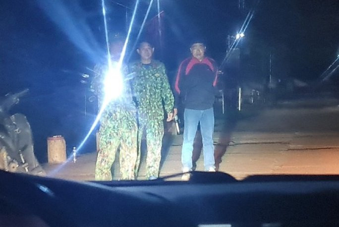 Lực lượng chức năng lập chốt kiểm soát người ra vào tại xã Thành Long. (Nguồn: Thông tin Chính phủ)