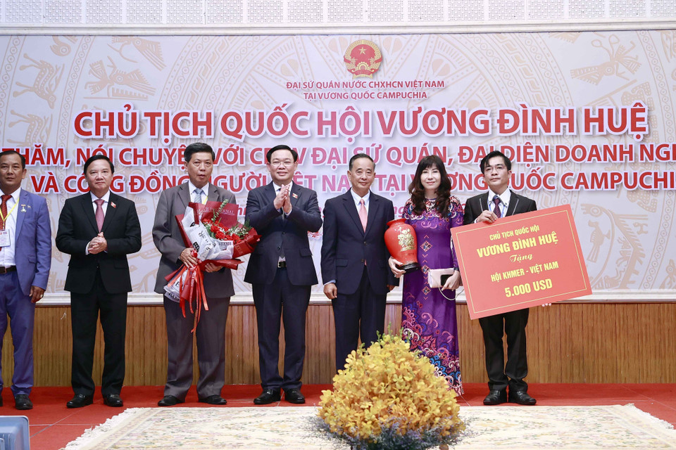 Chủ tịch Quốc hội Vương Đình Huệ tặng Hội Khmer-Việt Nam, đại diện cộng đồng người Việt tại Campuchia. (Ảnh: Doãn Tấn/TTXVN)
