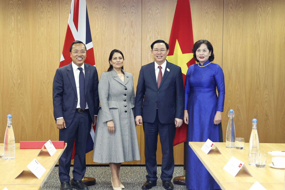 Chủ tịch Quốc hội Vương Đình Huệ và Bộ trưởng Nội vụ Anh Priti Patel, Thống đốc Ngân hàng Nhà nước Nguyễn Thị Hồng và Đại sứ Việt nam tại Anh Nguyễn Hoàng Long chụp ảnh chung. (Ảnh: Doãn Tấn/TTXVN)