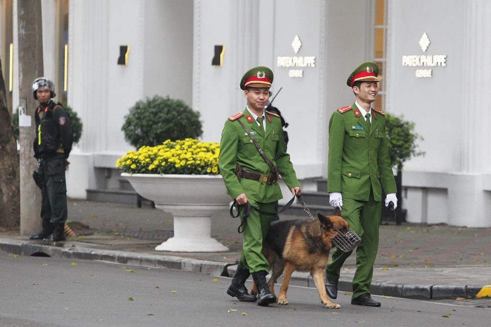 Lực lượng an ninh sử dụng chó nghiệp vụ làm nhiệm vụ trên tuyến phố Ngô Quyền, trước cổng chính khách sạn Metropole. (Ảnh: Lâm Khánh/TTXVN)