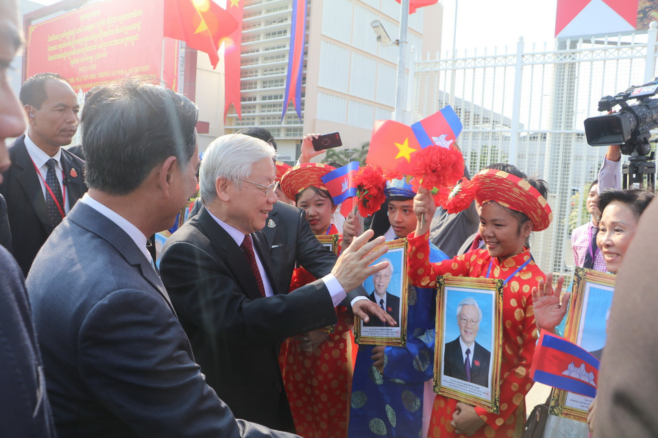 Lễ đón Tổng Bí thư, Chủ tịch nước Nguyễn Phú Trọng tại sân bay Quốc tế Pochentong. (Ảnh: Minh Hưng/TTXVN)