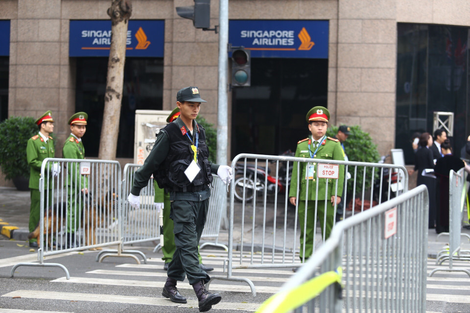 Lực lượng an ninh lập hàng rào phong tỏa lối vào khu vực cổng chính khách sạn Metropole ngay từ ngã tư Ngô Quyền-Tràng Tiền. (Ảnh: Minh Quyết/TTXVN)
