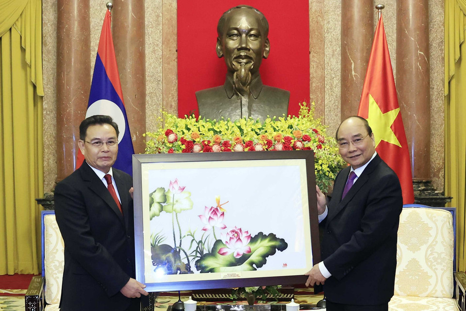 Chủ tịch nước Nguyễn Xuân Phúc tặng quà lưu niệm cho Chủ tịch Quốc hội Lào Xaysomphone Phomvihane. (Ảnh: Thống Nhất/TTXVN)