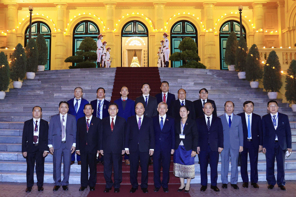 Chủ tịch nước Nguyễn Xuân Phúc chụp ảnh chung với Chủ tịch Quốc hội Lào Xaysomphone Phomvihane và các thành viên trong đoàn. (Ảnh: Thống Nhất/TTXVN)