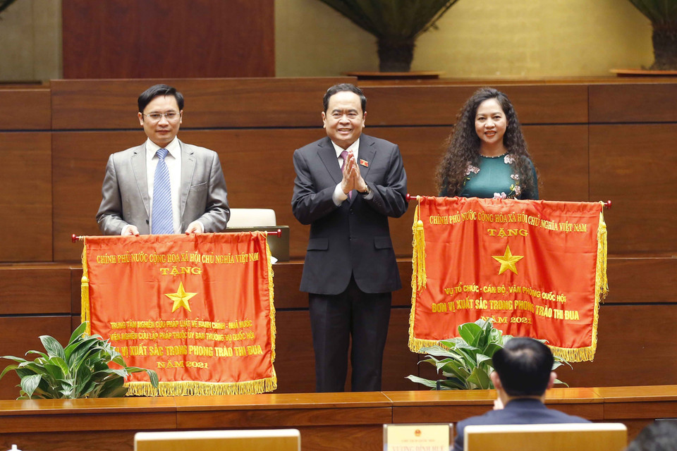 Phó Chủ tịch Thường trực Quốc hội Trần Thanh Mẫn trao Cờ Thi đua của Chính phủ cho các tập thể có thành tích xuất sắc.(Ảnh: Doãn Tấn/TTXVN)