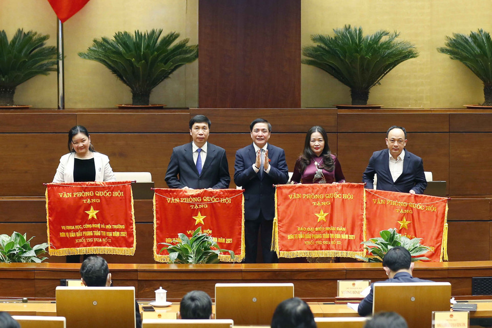 Tổng thư ký Quốc hội, Chủ nhiệm Văn phòng Quốc hội Bùi Văn Cường tặng Cờ Thi đua của Văn phòng Quốc hội cho các đơn vị có thành tích xuất sắc. (Ảnh: Doãn Tấn/TTXVN)