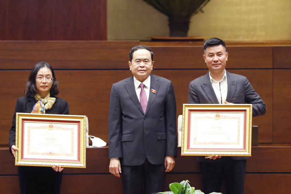 Phó Chủ tịch Thường trực Quốc hội Trần Thanh Mẫn trao tặng Bằng khen của Thủ tướng Chính phủ cho các cá nhân có thành tích xuất sắc. (Ảnh: Doãn Tấn/TTXVN)