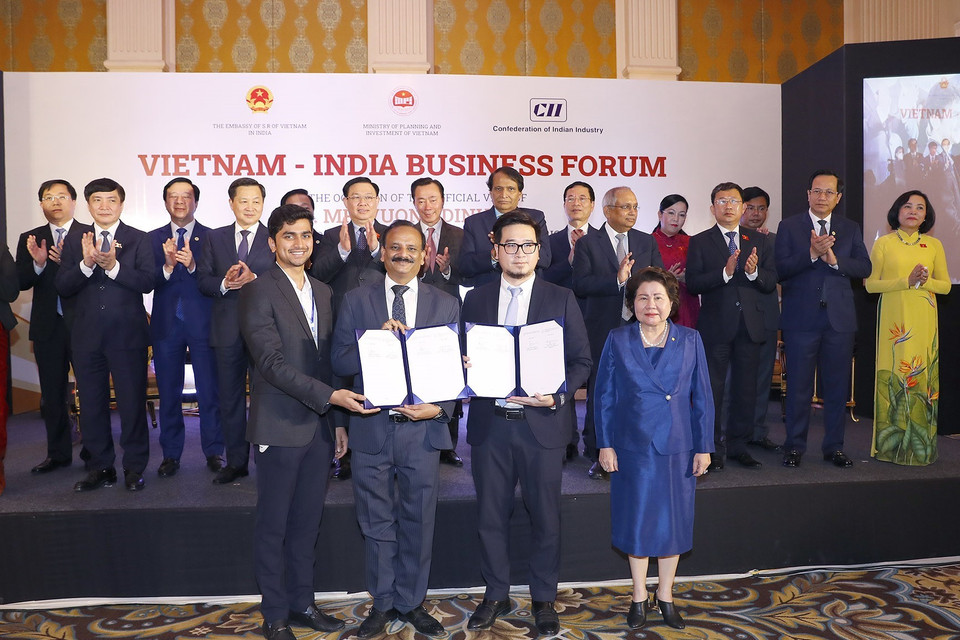 Chủ tịch Quốc hội Vương Đình Huệ chứng kiến Lễ trao các thoả thuận hợp tác giữa doanh nghiệp 2 nước. (Ảnh: Doãn Tấn/TTXVN)