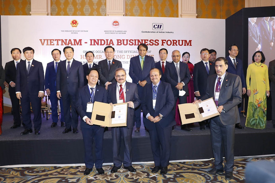 Chủ tịch Quốc hội Vương Đình Huệ chứng kiến Lễ trao các thoả thuận hợp tác giữa doanh nghiệp 2 nước. (Ảnh: Doãn Tấn/TTXVN)