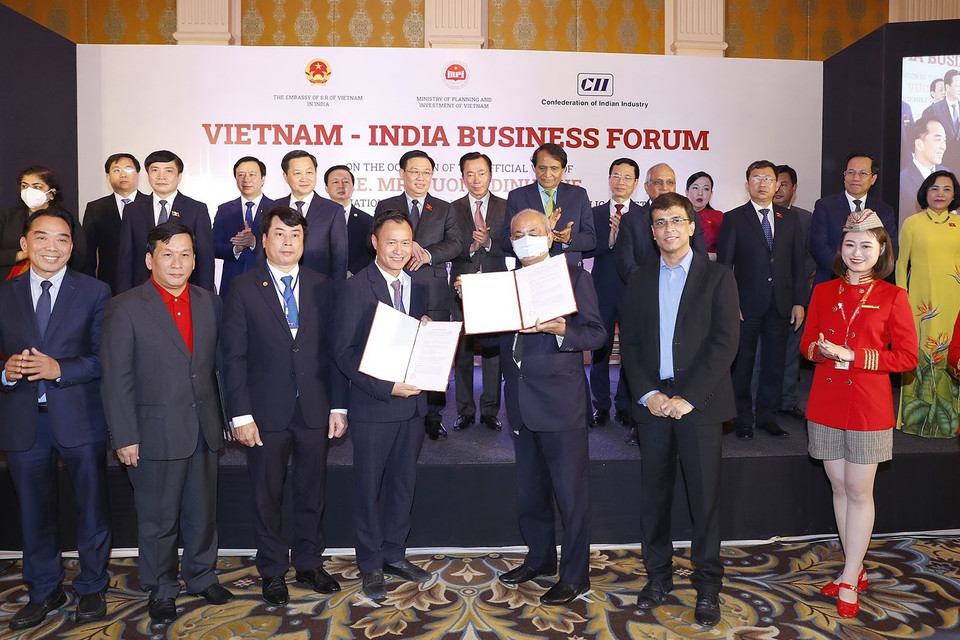 Chủ tịch Quốc hội Vương Đình Huệ chứng kiến Lễ trao các thoả thuận hợp tác giữa doanh nghiệp 2 nước. (Ảnh: Doãn Tấn/TTXVN)