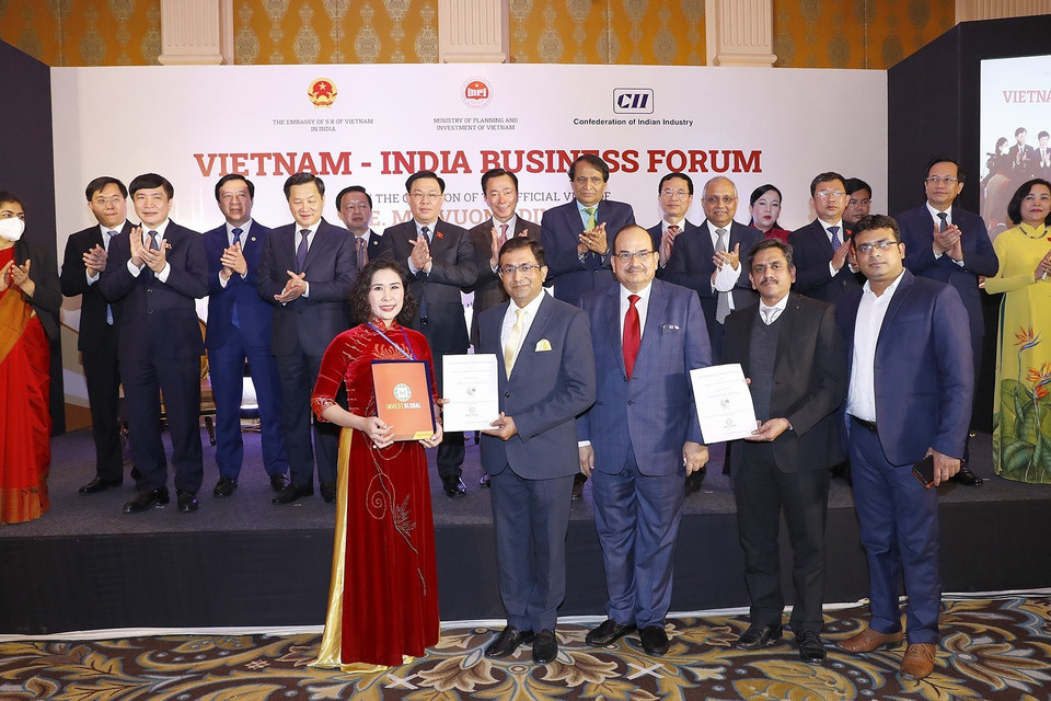 Chủ tịch Quốc hội Vương Đình Huệ chứng kiến Lễ trao các thoả thuận hợp tác giữa doanh nghiệp 2 nước. (Ảnh: Doãn Tấn/TTXVN)