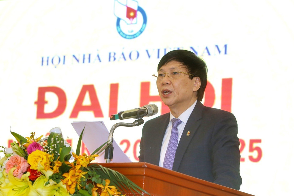 Ông Hồ Quang Lợi, Phó Chủ tịch Thường trực Hội Nhà báo Việt Nam báo cáo tổng hợp ý kiến đóng góp các dự thảo văn kiện Đại hội. (Ảnh: Tuấn Đức/TTXVN)