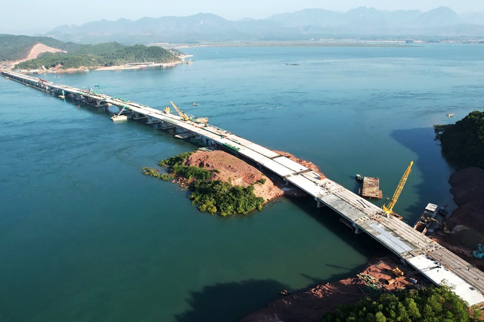 Cầu Vân Tiên là cây cầu dài nhất tại Quảng Ninh tính đến thời điểm này. (Ảnh: TTXVN phát)