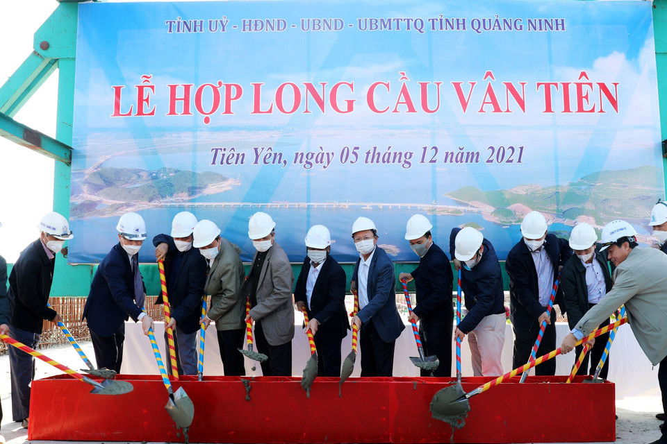 Lễ hợp long cầu Vân Tiên. (Ảnh: TTXVN phát)