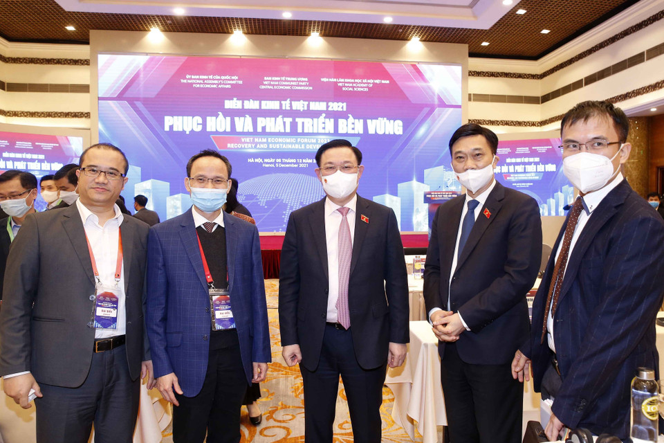 Chủ tịch Quốc hội Vương Đình Huệ với các đại biểu dự diễn đàn. (Ảnh: Doãn Tấn/TTXVN)