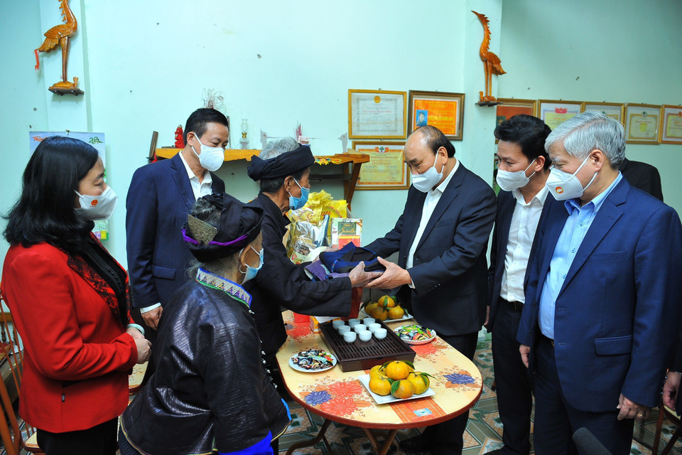 Chủ tịch nước Nguyễn Xuân Phúc tiếp nhận quà kỷ niệm do ông Tráng Vần May, thôn Tân Bình, xã Việt Vinh, huyện Bắc Quang, tỉnh Hà Giang trao tặng. (Ảnh: Minh Đức/TTXVN)