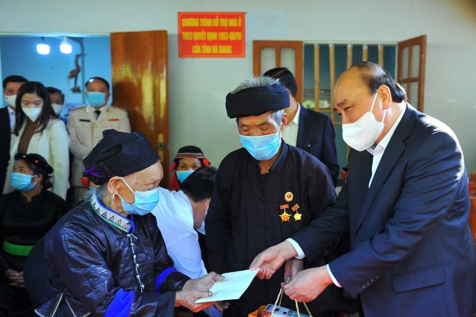 Chủ tịch nước Nguyễn Xuân Phúc đến thăm, tặng quà hộ gia đình ông Tráng Vần May, thôn Tân Bình, xã Việt Vinh, huyện Bắc Quang, tỉnh Hà Giang. (Ảnh: Minh Đức/TTXVN)