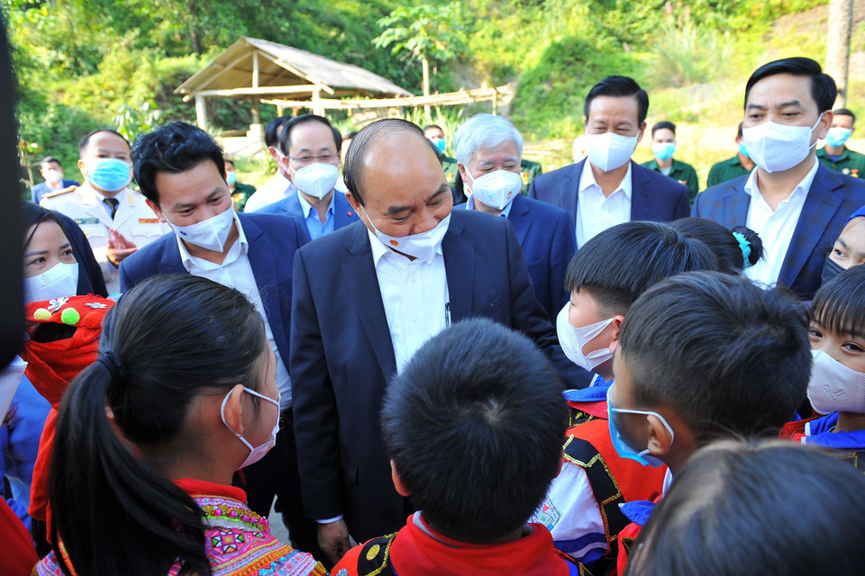 Chủ tịch nước Nguyễn Xuân Phúc thăm hỏi các cháu học sinh thôn Tân Bình, xã Việt Vinh, huyện Bắc Quang, tỉnh Hà Giang. (Ảnh: Minh Đức/TTXVN)