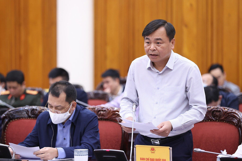 Thứ trưởng Bộ Nông nghiệp và Phát triển Nông thôn Nguyễn Hoàng Hiệp, Phó Ban Chỉ đạo Quốc gia về phòng, chống thiên tai báo cáo tình hình mưa lũ tại các tỉnh miền Trung và Tây Nguyên. (Ảnh: Dương Giang/TTXVN)