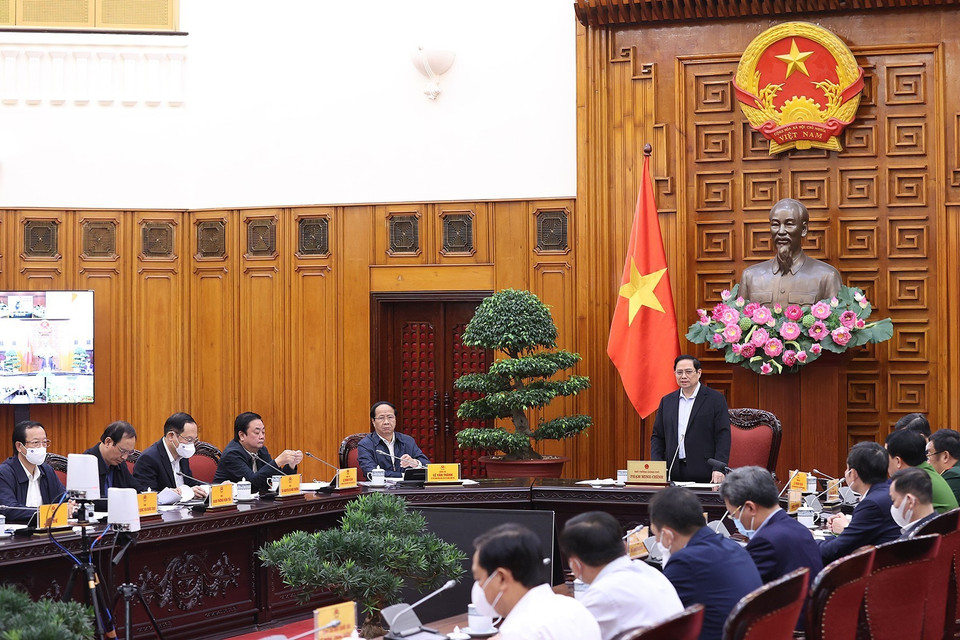 Thủ tướng Phạm Minh Chính chủ trì cuộc họp với các tỉnh khu vực miền Trung và Tây Nguyên đang chịu ảnh hưởng của bão lũ. (Ảnh: Dương Giang/TTXVN)