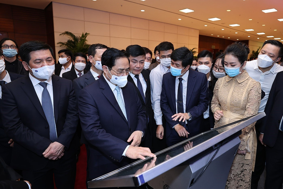 Thủ tướng Phạm Minh Chính tham quan gian trưng bày sản phẩm công nghệ số của các doanh nghiệp tham dự Diễn đàn.(Ảnh: Dương Giang/TTXVN)