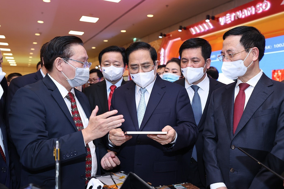 Thủ tướng Phạm Minh Chính tham quan gian trưng bày sản phẩm công nghệ số của các doanh nghiệp tham dự Diễn đàn.(Ảnh: Dương Giang/TTXVN)