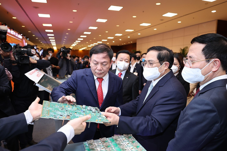 Thủ tướng tham quan gian trưng bày tại Diễn đàn. (Ảnh: Dương Giang/TTXVN)