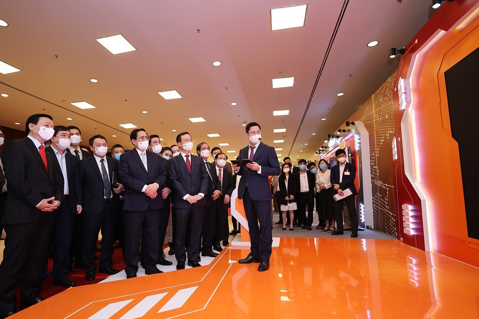 Thủ tướng Phạm Minh Chính tham quan các gian trưng bày.(Ảnh: Dương Giang/TTXVN)