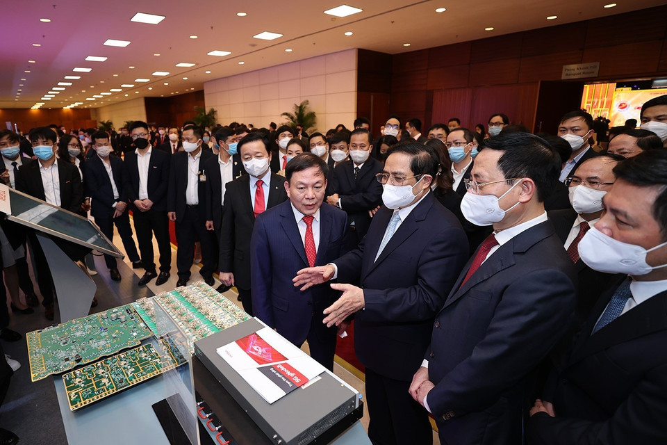 Thủ tướng Phạm Minh Chính tham quan gian trưng bày sản phẩm công nghệ số của các doanh nghiệp tham dự Diễn đàn. (Ảnh: Dương Giang/TTXVN)