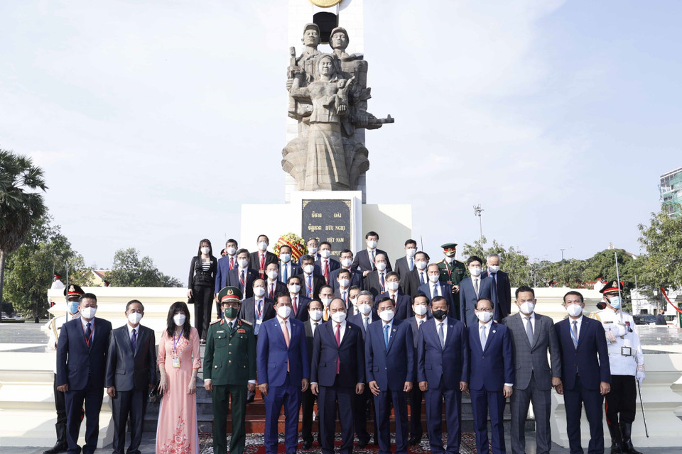 Chủ tịch nước Nguyễn Xuân Phúc tại Tượng đài hữu nghị Việt Nam-Campuchia ở thủ đô Phnom Penh. (Ảnh: Thống Nhất/TTXVN)