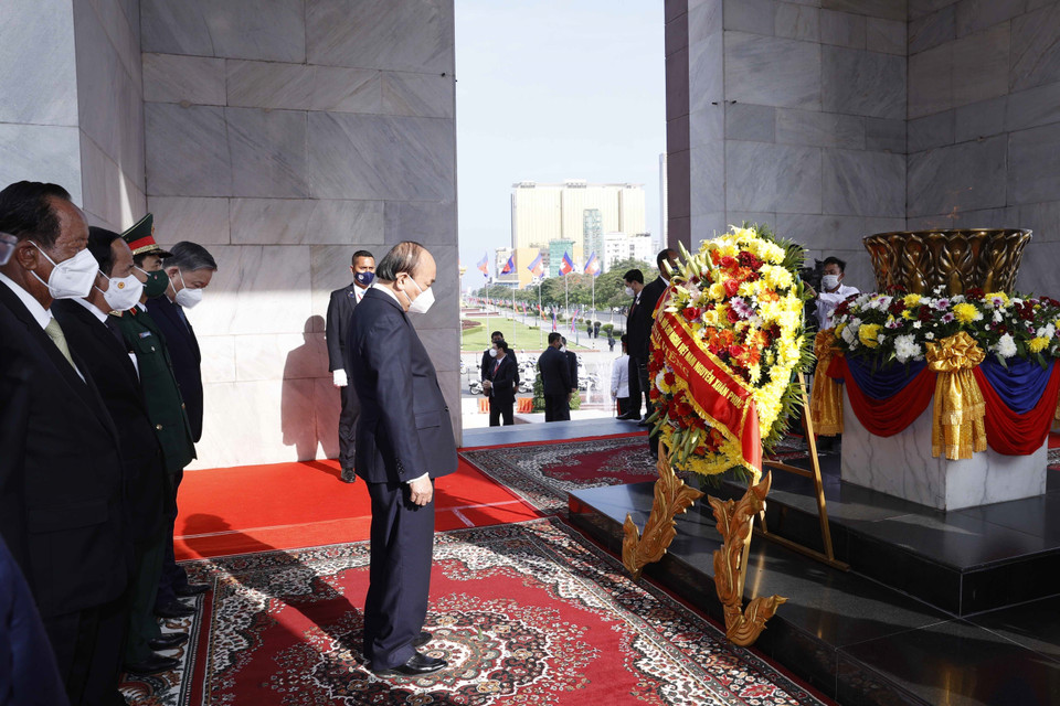 Chủ tịch nước Nguyễn Xuân Phúc đặt hoa tại Tượng đài Cố Quốc vương Norodom Shihanouk. (Ảnh: Thống Nhất/TTXVN)