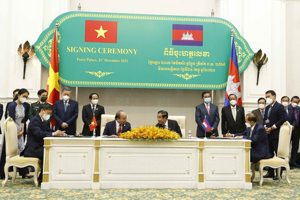 Chủ tịch nước Nguyễn Xuân Phúc và Thủ tướng Campuchia Samdech Techo Hun Sen chứng kiến lễ ký kết và trao đổi văn kiện hợp tác giữa hai nước. (Ảnh: Thống Nhất/TTXVN)