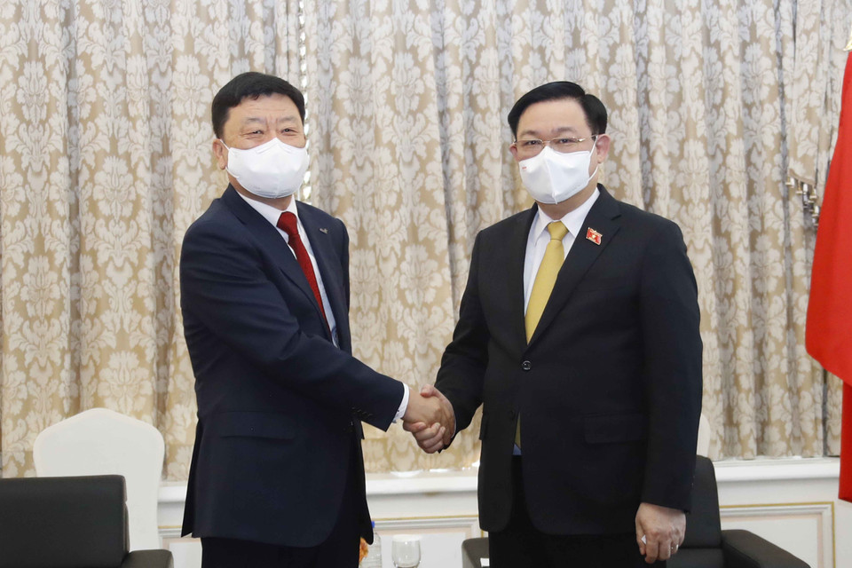 Chủ tịch Quốc hội Vương Đình Huệ tiếp lãnh đạo Công ty Kyobo Life Insuarance. (Ảnh: Doãn Tấn/TTXVN)