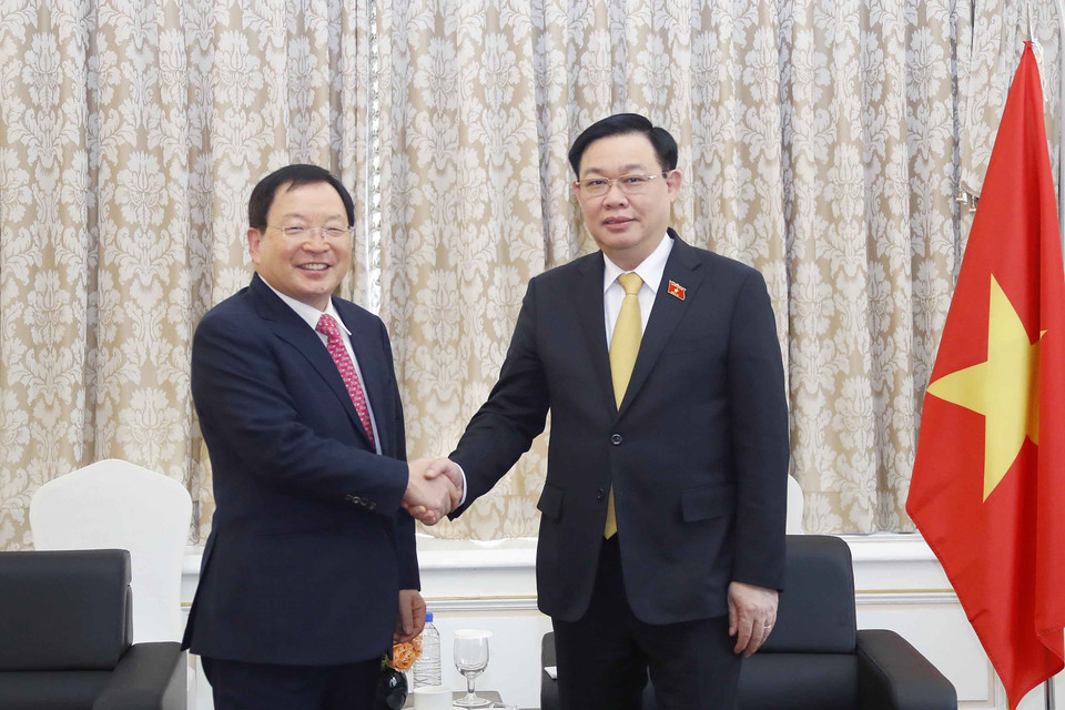 Chủ tịch Quốc hội Vương Đình Huệ tiếp lãnh đạo Công ty Dongwon System. (Ảnh: Doãn Tấn/TTXVN)