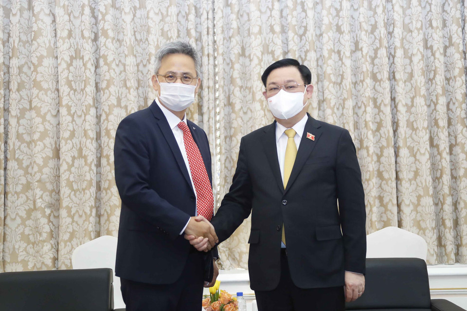 Chủ tịch Quốc hội Vương Đình Huệ tiếp lãnh đạo Công ty Amorefacific. (Ảnh: Doãn Tấn/TTXVN)