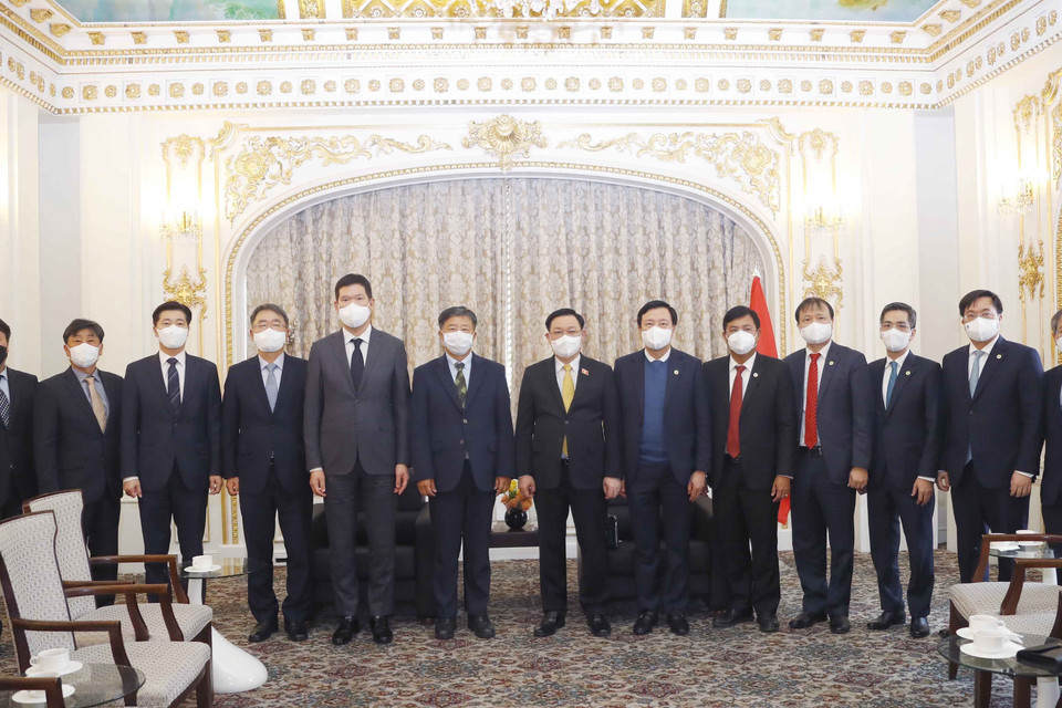 Chủ tịch Quốc hội Vương Đình Huệ tiếp Tổng Giám đốc điều hành Tập đoàn GS Engineering &amp; Construction Lim Byeong Yong. (Ảnh: Doãn Tấn/TTXVN)