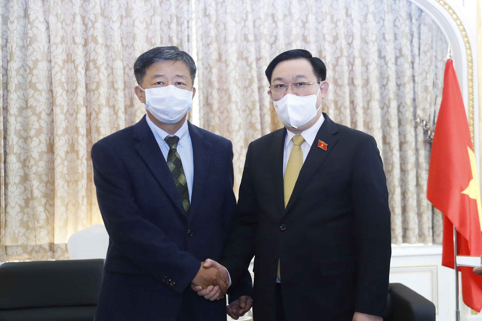 Chủ tịch Quốc hội Vương Đình Huệ tiếp Tổng Giám đốc điều hành Tập đoàn GS Engineering &amp; Construction Lim Byeong Yong. (Ảnh: Doãn Tấn/TTXVN)