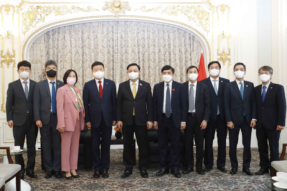 Chủ tịch Quốc hội Vương Đình Huệ tiếp lãnh đạo Công ty Kyobo Life Insuarance. (Ảnh: Doãn Tấn/TTXVN)