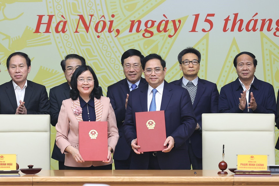 Thủ tướng Phạm Minh Chính và Bí thư Trung ương Đảng, Trưởng Ban Dân vận Trung ương Bùi Thị Minh Hoài ký kết Chương trình phối hợp giai đoạn 2021-2026. (Ảnh: Dương Giang/TTXVN)