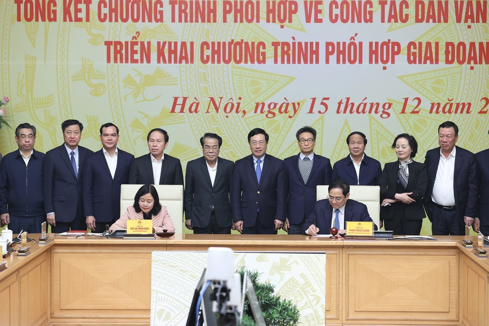 Thủ tướng Phạm Minh Chính và Bí thư Trung ương Đảng, Trưởng Ban Dân vận Trung ương Bùi Thị Minh Hoài ký kết Chương trình phối hợp giai đoạn 2021-2026. (Ảnh: Dương Giang/TTXVN)